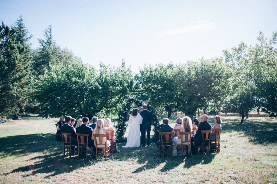 un-mariage-simple-et-chic-a-gordes-ingrid-lepan-photographe-provence-17